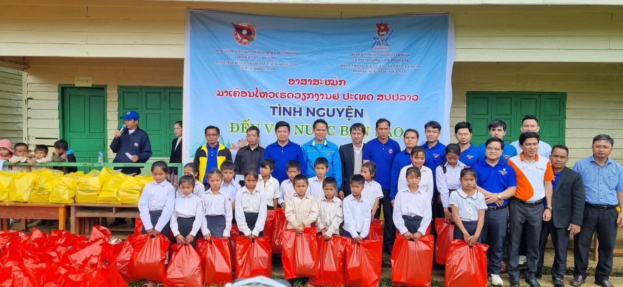 Tỉnh đoàn Quảng Nam cũng trao tặng 150 suất quà cho các em học sinh tại tỉnh Sê Kông