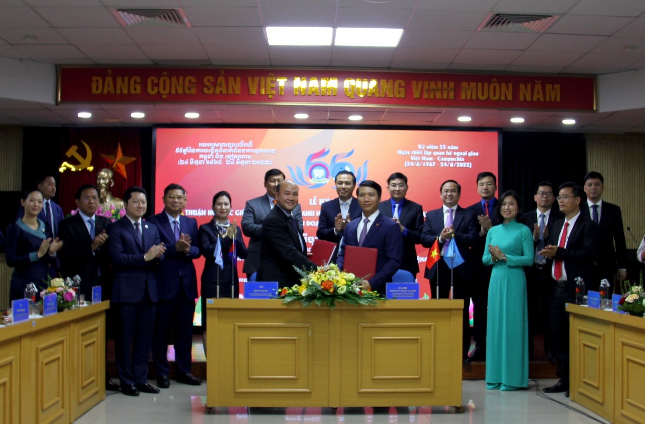 Hội Liên hiệp Thanh niên Việt Nam và Hội Liên hiệp Thanh niên Campuchia ký kết thỏa thuận hợp tác (Ảnh: Hội Liên hiệp Thanh niên Việt Nam).