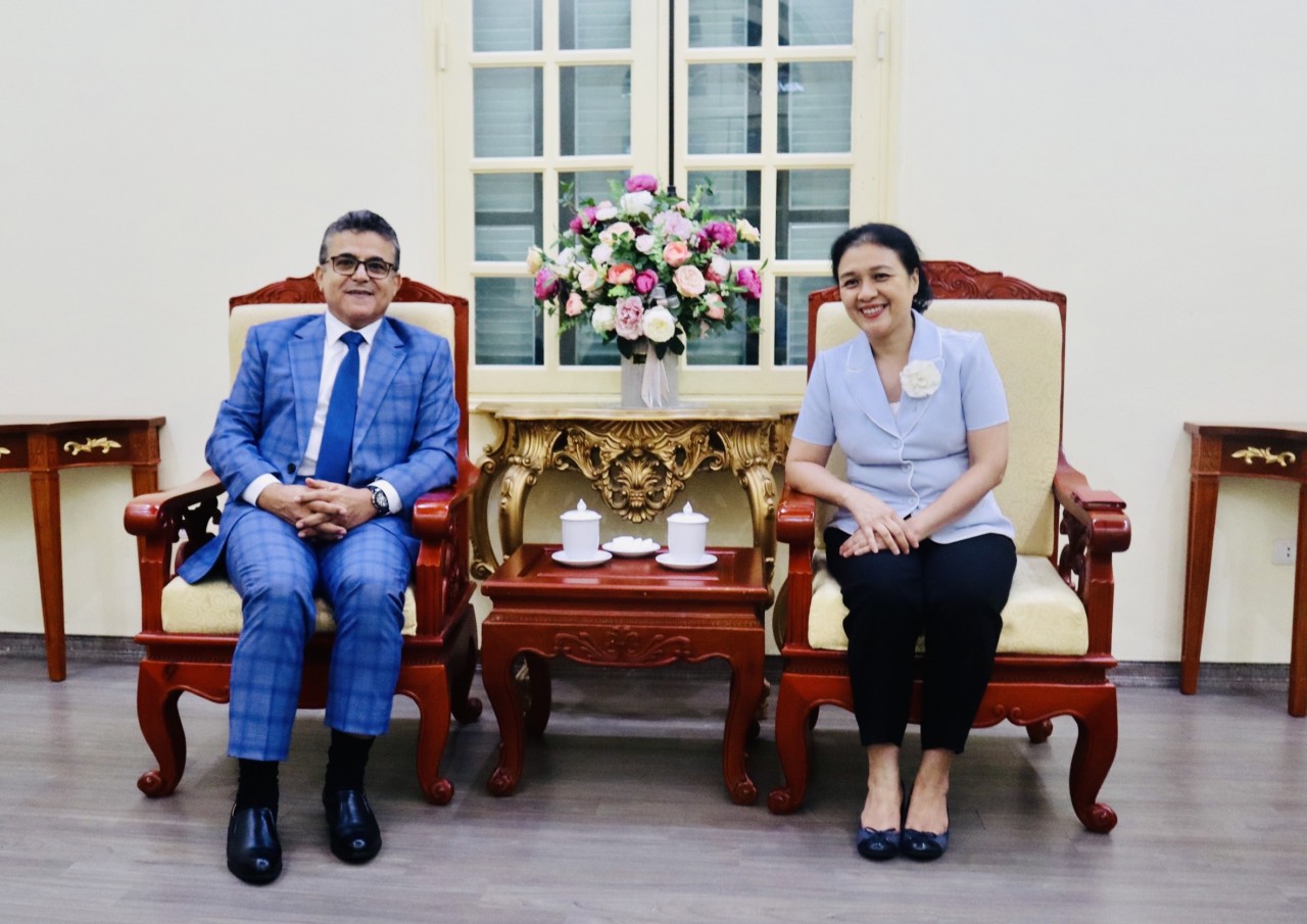 Chủ tịch VUFO Nguyễn Phương Nga và Đại sứ Palestine tại Việt Nam Saadi Salama.
