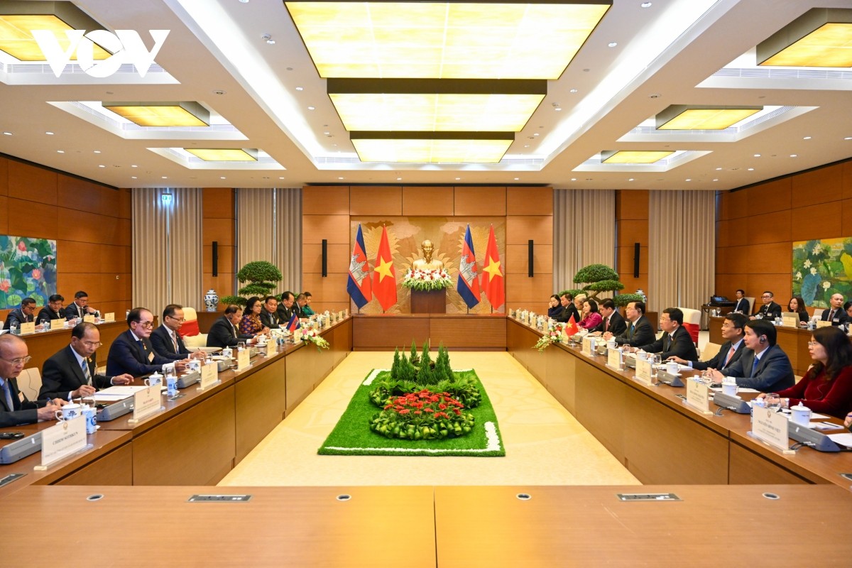 Chủ tịch QH Vương Đình Huệ hội đàm với Chủ tịch Thượng viện Vương quốc Campuchia