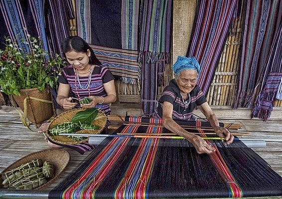 Nghệ nhân Phạm Thị Thung dệt thổ cẩm để giữ nghề truyền thống của dân tộc mình Ảnh: ĐOÀN VƯƠNG QUỐC