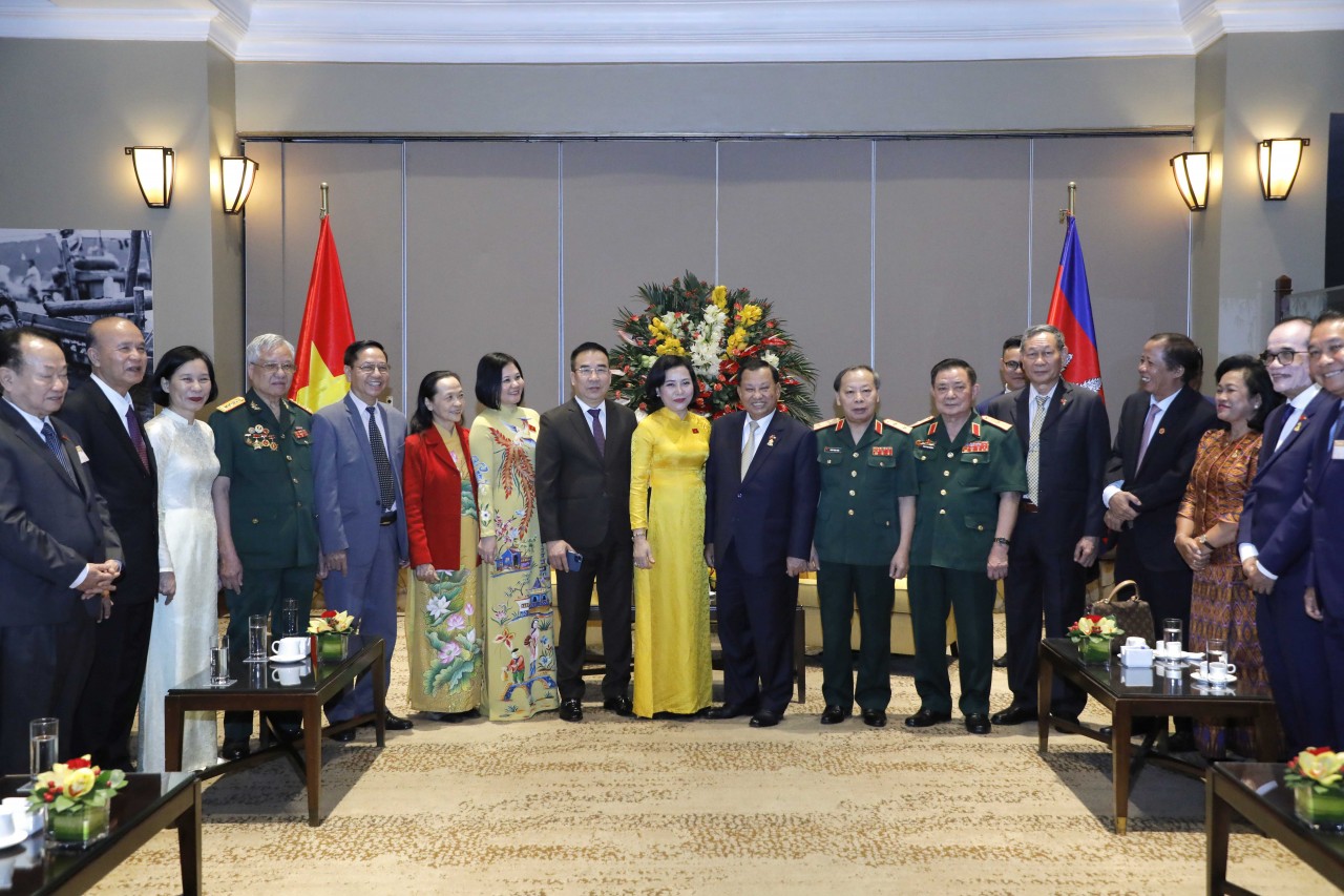 Chủ tịch Hội Hữu nghị Việt Nam – Campuchia Nguyễn Thị Thanhvà Chủ tịch Thượng viện Vương quốc Campuchia Samdech Say Chhum chụp ảnh cùng các đại biểu (Ảnh: 