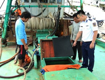 bat giu hai tau ca van chuyen 100000 lit dau do khong ro nguon goc tren bien