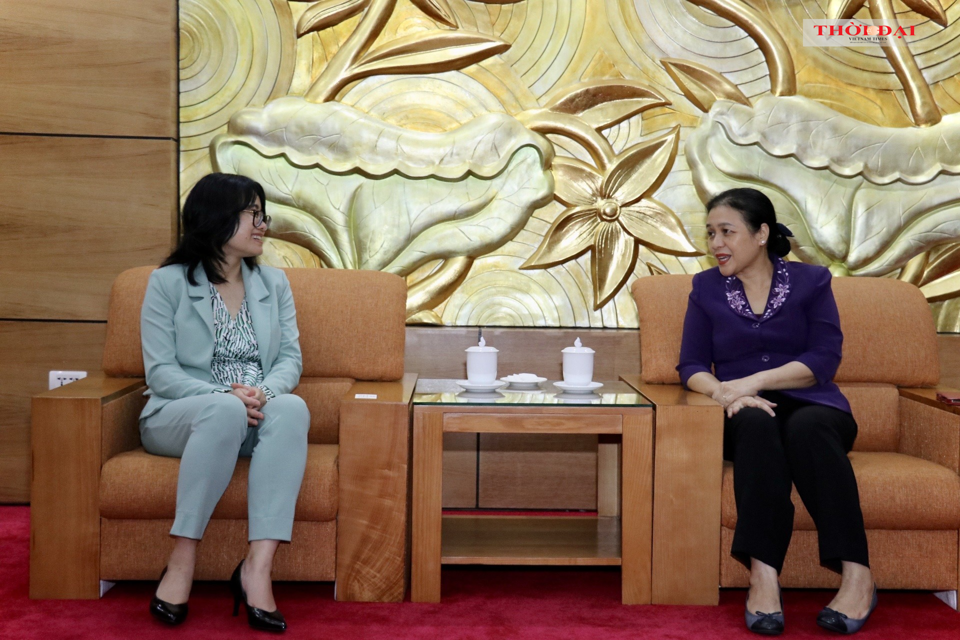 Chủ tịch Nguyễn Phương Nga (bên phải) trao đổi với TS Đinh Thanh Hương, tổ chức AVSE Global tại buổi làm việc (Ảnh: Thu Hà).