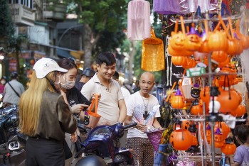 Phố Hàng Mã tưng bừng sắc màu trước ngày hội Halloween