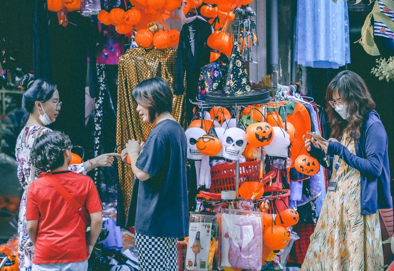Phố Hàng Mã tưng bừng sắc màu trước ngày hội Halloween