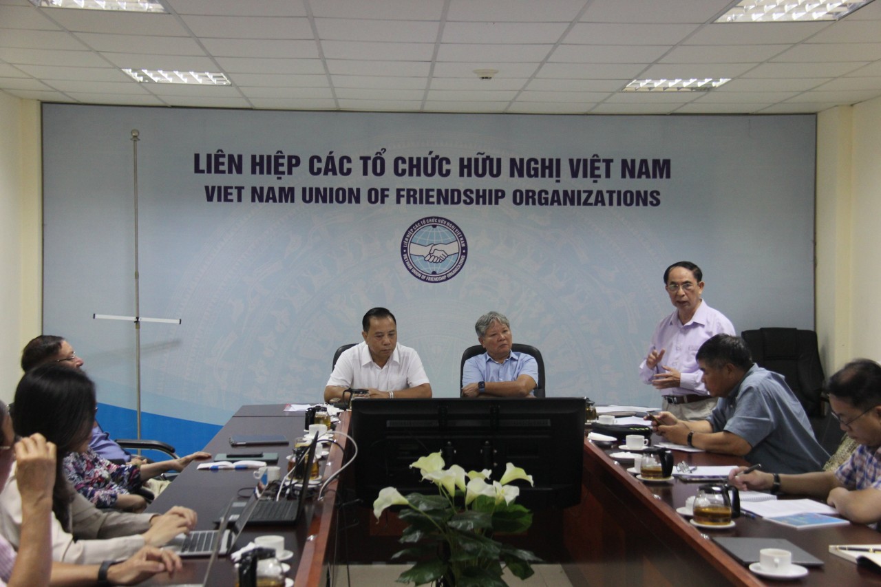 Đồng chí Phó chủ tịch hội Hữu nghị Việt - Trung Nguyễn Vinh Quang đã đã chia sẻ một số thông tin tổng quan về Đại hội XX Đảng Cộng sản Trung Quốc. (Ảnh: Minh Hiếu)