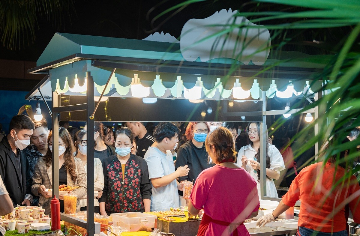 Những gian hàng ăn uống thu hút đông đảo cư dân và khách tham quan tại sự kiện khai trương. 