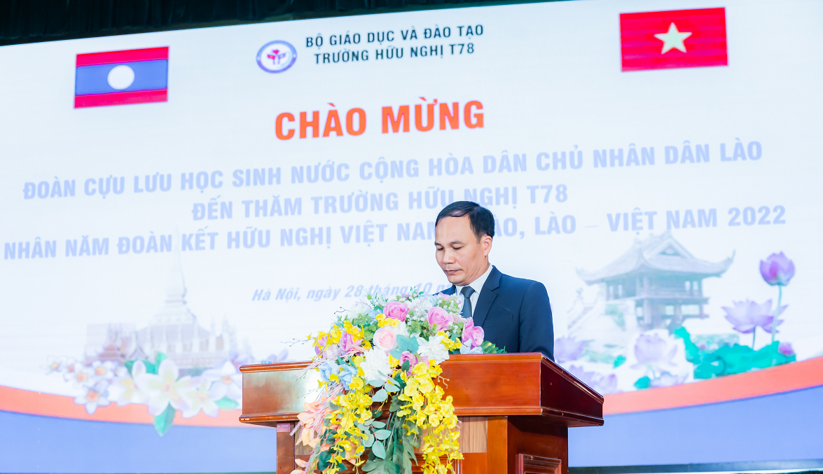 100 cựu học sinh Lào tại Việt Nam thăm trường xưa