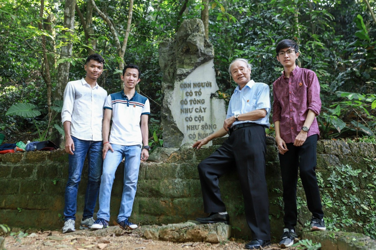 Ông Phạm Tuyến cùng ba con đỡ đầu người Campuchia trong một dịp thăm quan Đền Hùng (Phú Thọ) (Ảnh: NVCC).