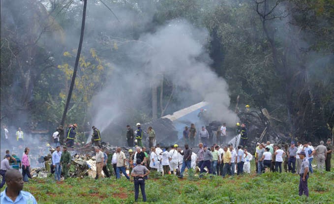 Hiện trường vụ tai nạn máy bay (Ảnh: Getty Images)