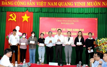 binh phuoc ho tro kinh phi hoc tap cho 24 sinh vien nguoi dan toc thieu so