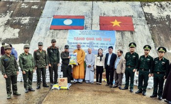 Biên phòng Thừa Thiên Huế tặng quà tổng trị giá hơn 77 triệu đồng cho lực lượng vũ trang và nhân dân biên giới Việt Nam - Lào