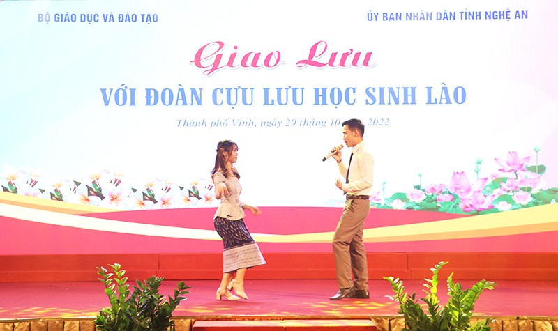 Nghệ An gặp mặt 100 cựu học sinh Lào tiêu biểu từng học tập tại Việt Nam