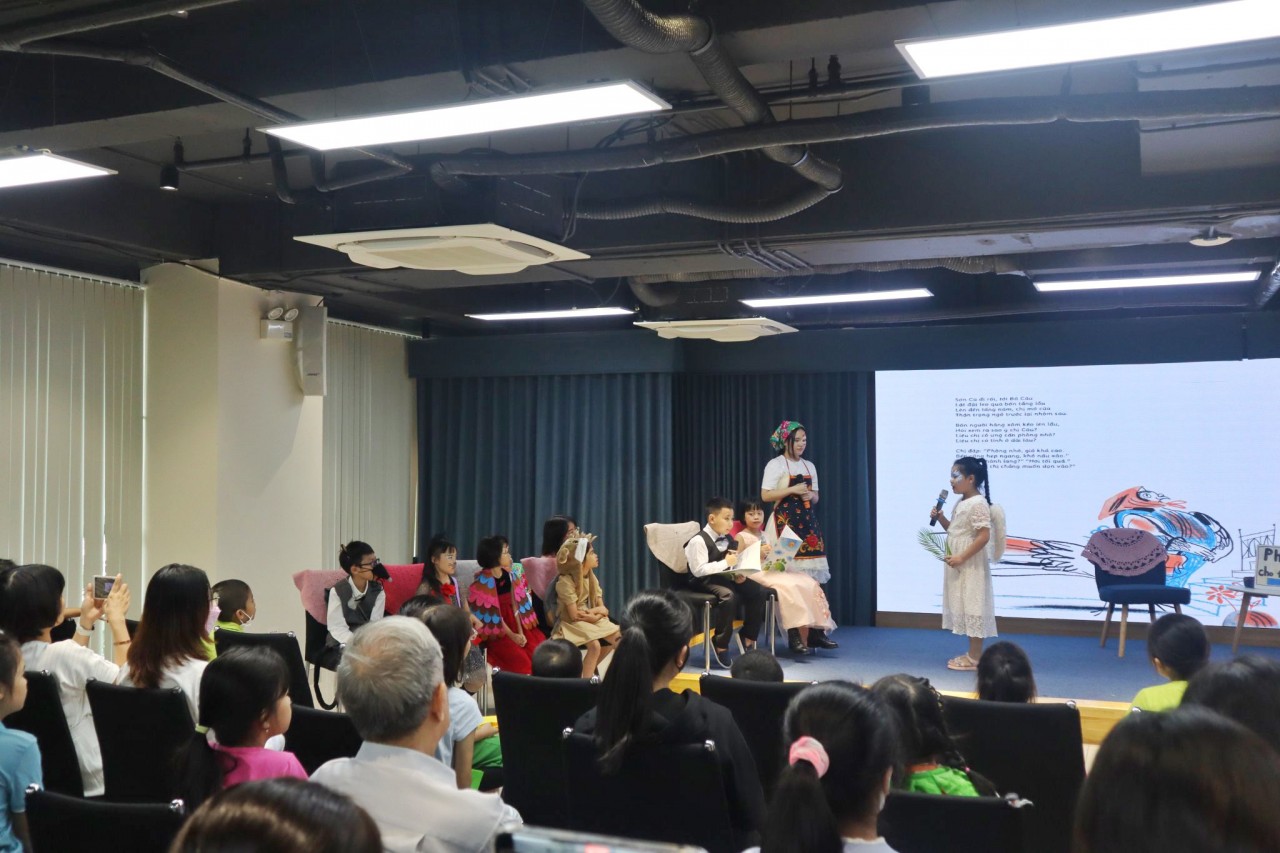 các em nhỏ Hà Nội đã trình diễn tác phẩm kịch phỏng theo nội dung của truyện thơ (Ảnh: Hạnh Trần).