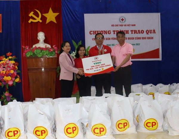 350 suất quà đến với người dân khó khăn ở Kon Tum