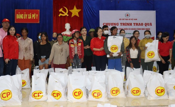 350 suất quà đến với người dân khó khăn ở Kon Tum