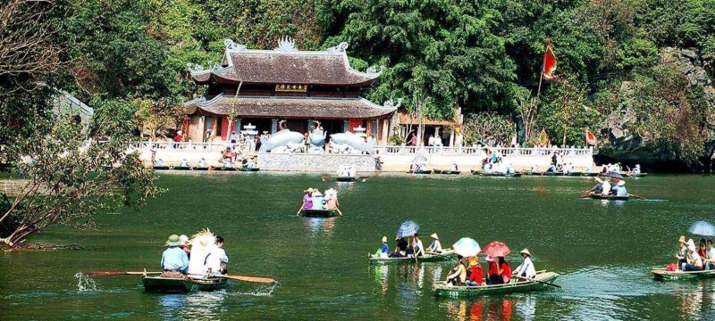 Hình ảnh sông nước trong mùa lễ hội ở chùa Hương Tích.