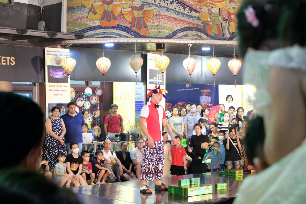 Người dân và du khách xem biểu diễn tại nhà hát múa rối Thăng Long,  phố đi bộ Hoàn Kiếm.