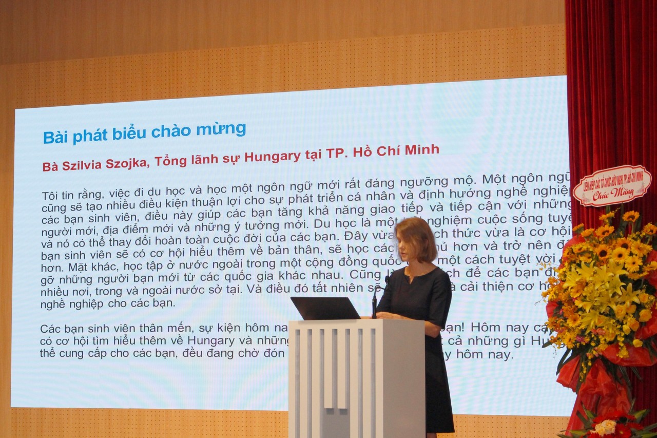 Bà Szilvia Szojka - Tổng lãnh sự Hungary tại Thành phố Hồ Chí Minh phát biểu tại sự kiện (Ảnh: HUFO).