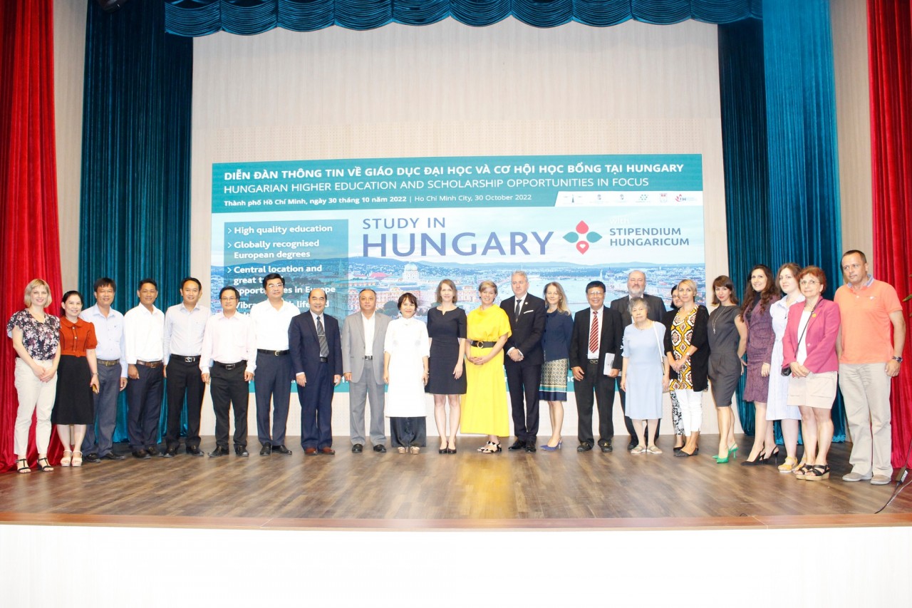 Các Đại biểu đại diện của Việt Nam và Hungary chụp hình kỷ niệm tại sự kiện (Ảnh: HUFO).