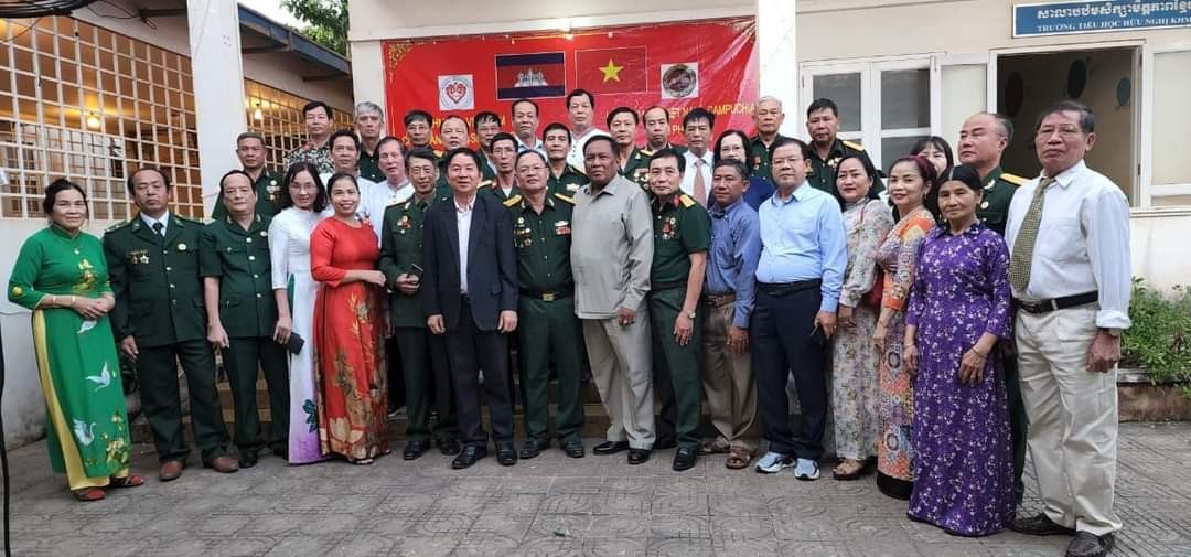 Hội hữu nghị Việt Nam - Campuchia tỉnh Phú Thọ vừa tổ chức chuyến đi thăm lại chiến trường xưa