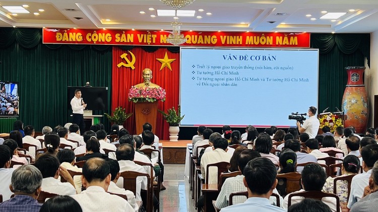 Ông Phan Anh Sơn, Phó Chủ tịch - Tổng Thư ký Liên hiệp các tổ chức hữu nghị Việt Nam chia sẻ thông tin tại hội nghị.