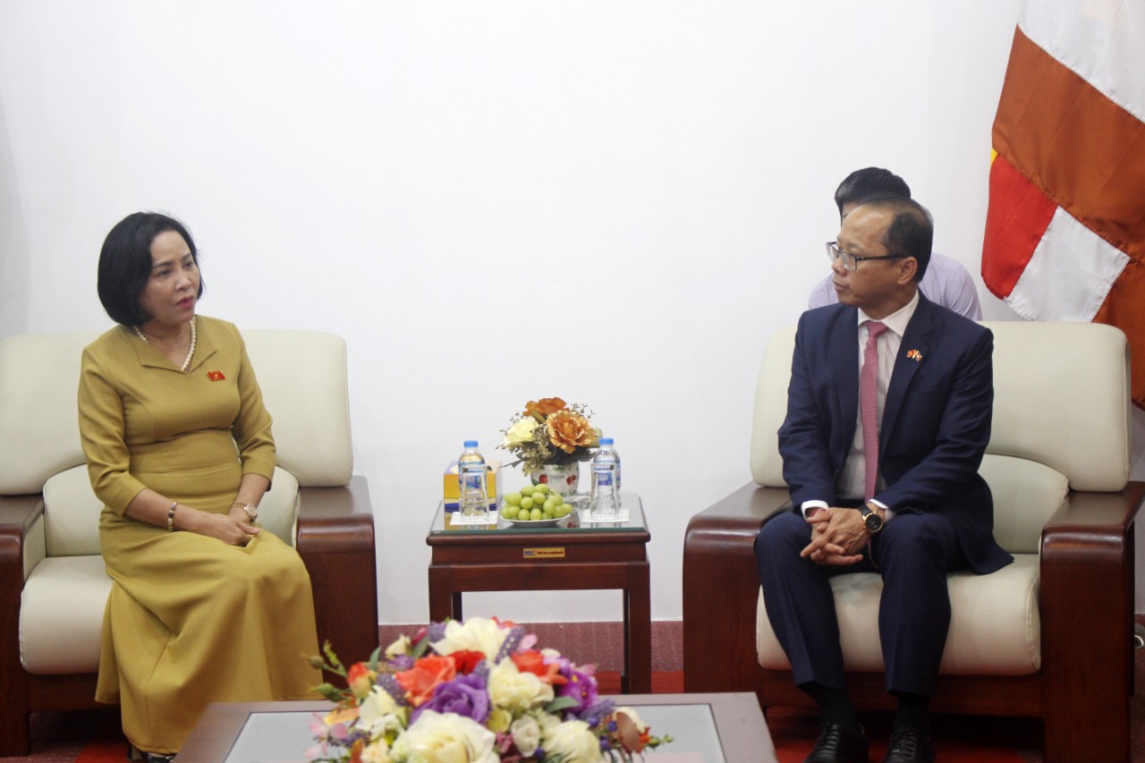 Chủ tịch Hội hữu nghị Việt Nam - Campuchia Nguyễn Thị Thanh gửi lời chúc mừng đến Đại sứ đặc mệnh toàn quyền Vương quốc Camphuchia tại Việt Nam Chay Navuth (Ảnh: Thành Luân).