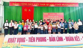 Thừa Thiên Huế trao tặng quà cho 400 học sinh hoàn cảnh khó khăn bị ảnh hưởng cơn bão số 5