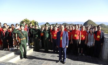 Hà Giang:  Tặng cờ Tổ quốc cho bộ đội biên phòng và nhân dân khu vực biên giới Đồng Văn