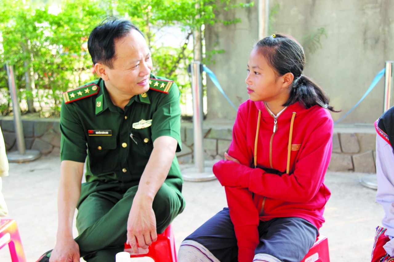 Bố nuôi em là lính Cụ Hồ