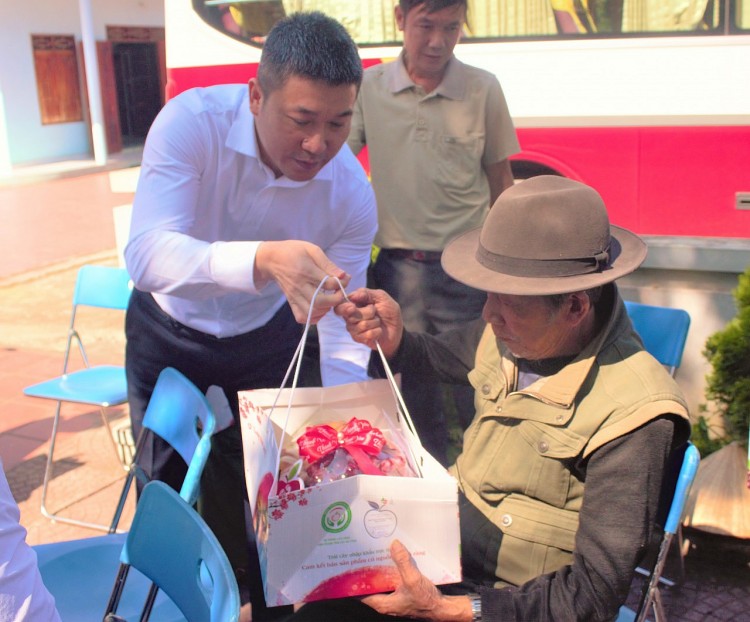 Ông Phan Anh Sơn, Ủy viên Đảng đoàn, Bí thư Đảng ủy, Phó Chủ tịch - Tổng Thư ký  VUFO trao quà cho các gia đình có công hiến đất thành lập khu di tích.