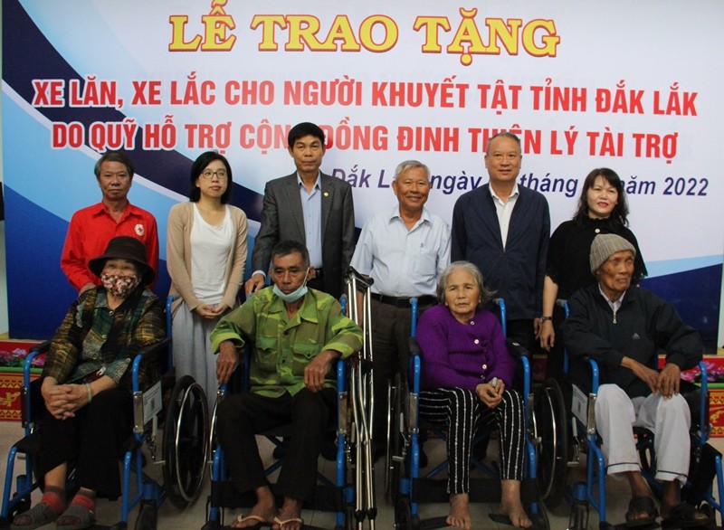 Đắk Lắk: Tặng gần 190 phương tiện xe lăn, xe lắc, khung tập đi cho người khuyết tật