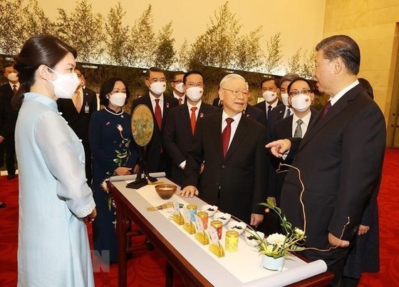 Tổng Bí thư Nguyễn Phú Trọng và Tổng Bí thư, Chủ tịch Trung Quốc Tập Cận Bình nghe giới thiệu trà đạo tối 31-10 ở Bắc Kinh. Ảnh: TTXVN