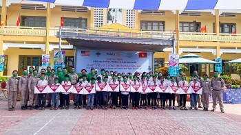 peace trees vietnam trao 68 suat hoc bong cho hoc sinh sinh vien tai quang binh