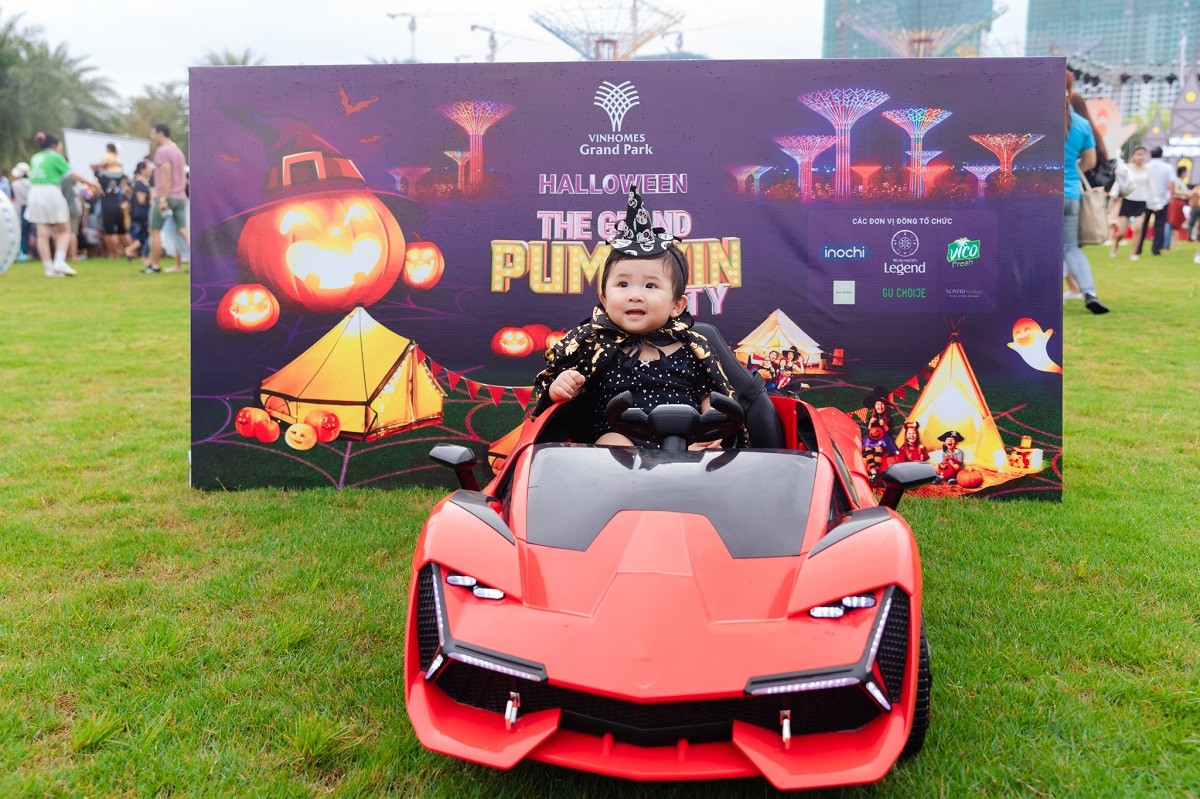 Khoảnh khắc đáng yêu “tan chảy” của cư dân nhí của Vinhomes Grand Park trong trang phục Halloween.