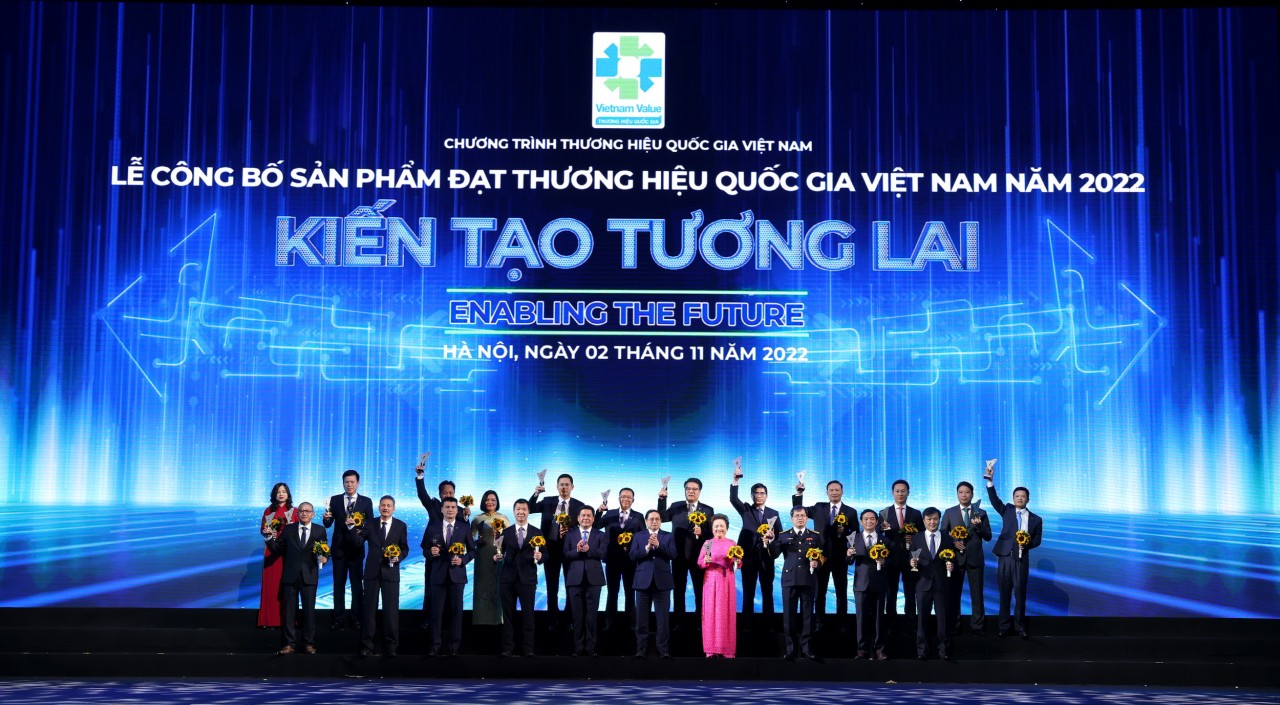 Thủ tướng Chính phủ Phạm Minh Chính chúc mừng các doanh nghiệp hàng đầu Việt Nam.