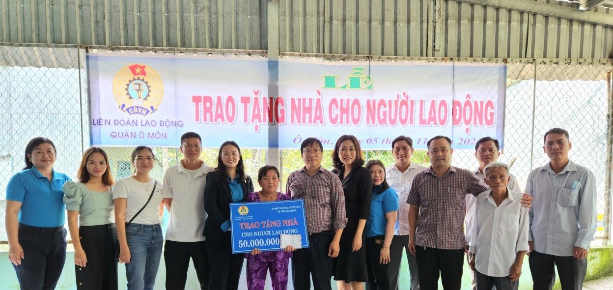 Trao tặng 2 mái ấm cho gia đình người lao động tại TP Cần Thơ