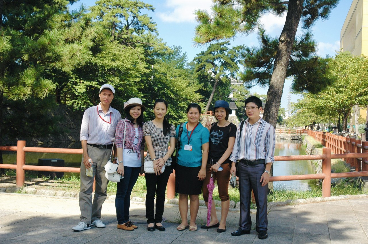 Anh Hoàng Đình Chiều (thứ nhất từ phải sang) cùng những người bạn khi học tại Trường Đại học Kyushu (Ảnh: NVCC).