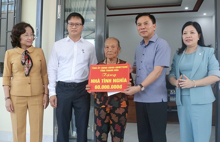 Thanh Hóa trao tặng 30 nhà tình nghĩa và hỗ trợ cho các gia đình bị thiệt hại do bão lũ tại Đà Nẵng