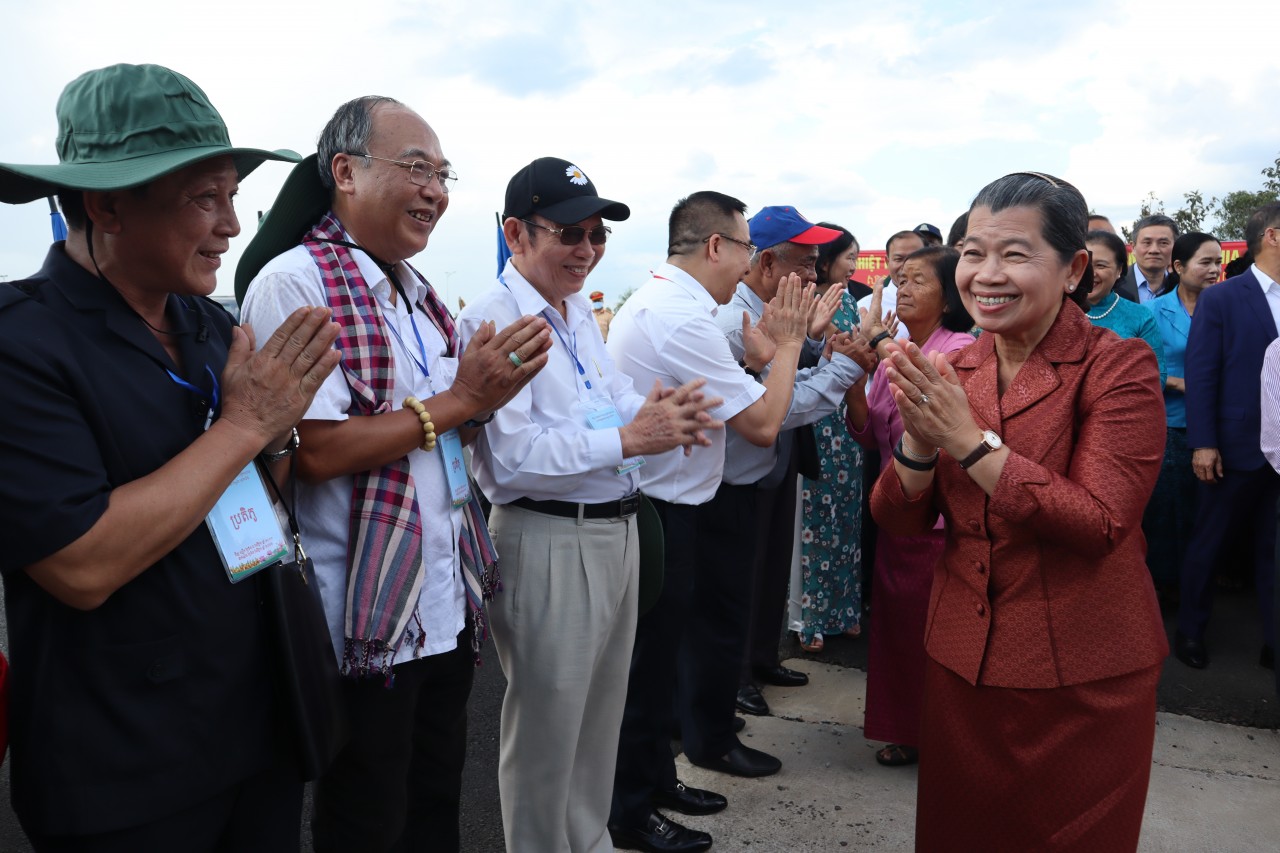 Các đại biểu Hội hữu nghị Việt Nam - Campuchia chào đón Phó Thủ tướng, Chủ tịch Hội Hữu nghị Campuchia - Việt Nam Men Sam An 
