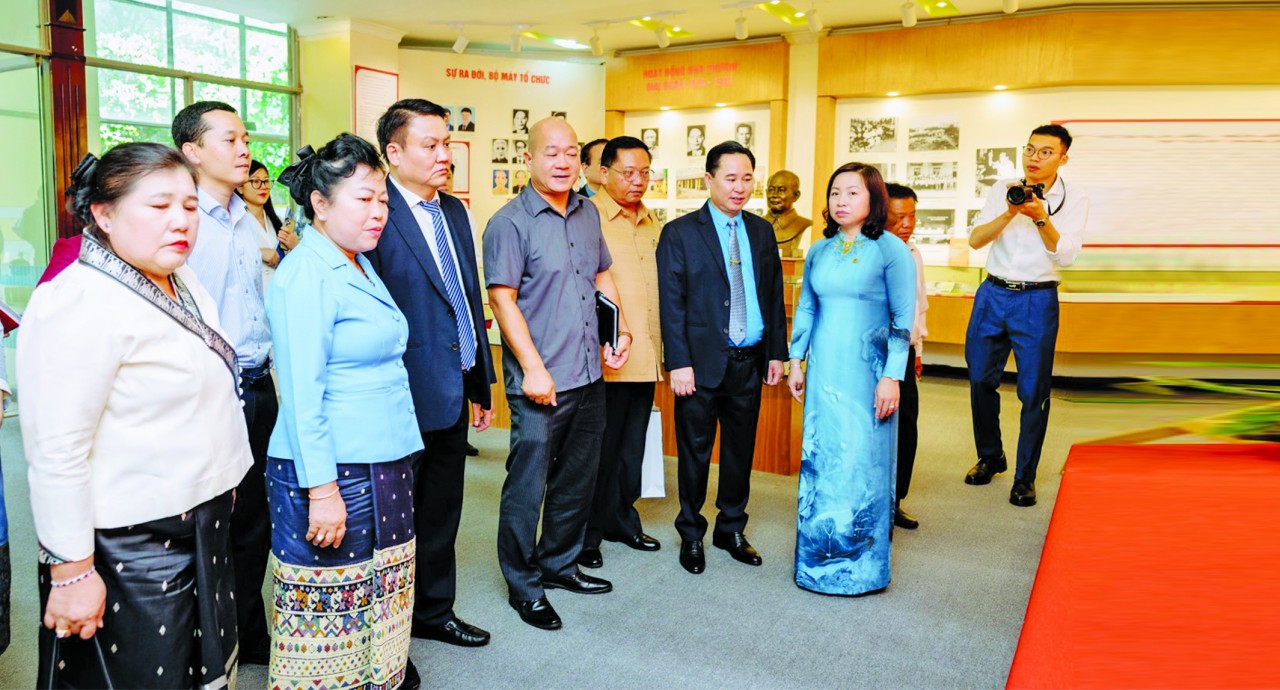 Trung ương Liên hiệp Công đoàn Lào tới thăm quan Phòng lưu niệm trong Trường Đại học Công đoàn.
