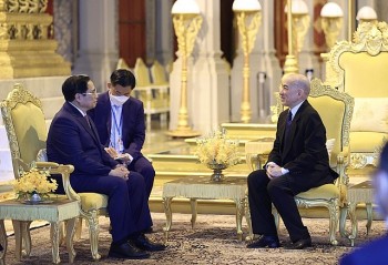 Thủ tướng Phạm Minh Chính chào Quốc vương Campuchia Norodom Sihamoni