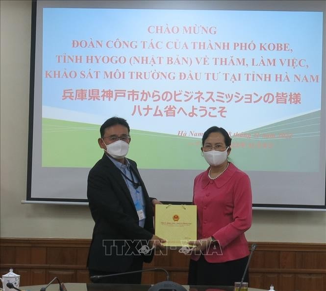 Bí thư Tỉnh ủy Hà Nam Lê Thị Thủy tặng quà lưu niệm cho đoàn công tác của thành phố Kobe (Nhật Bản). 