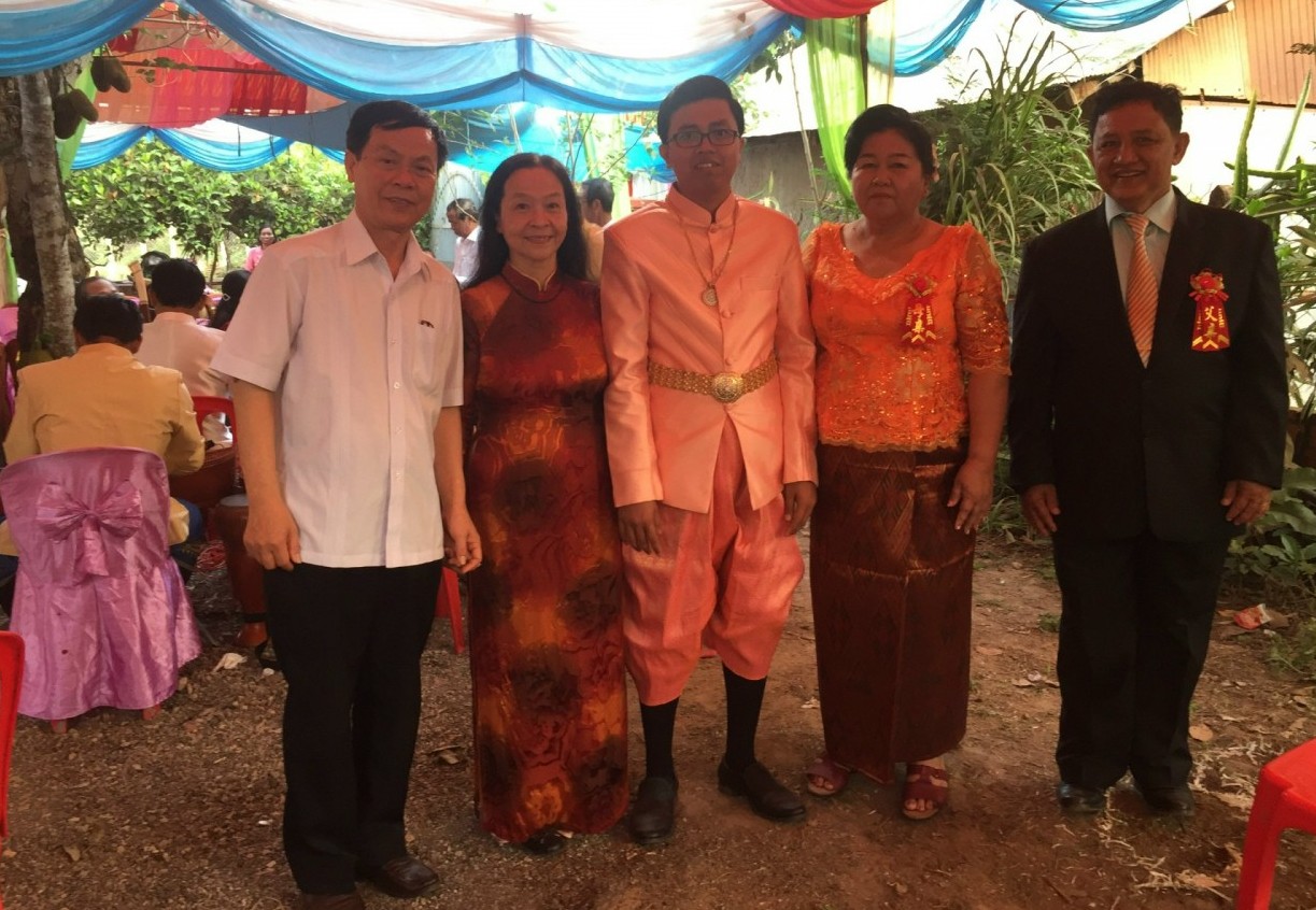 Hạnh phúc khi được làm cha mẹ đỡ đầu của lưu học sinh Campuchia