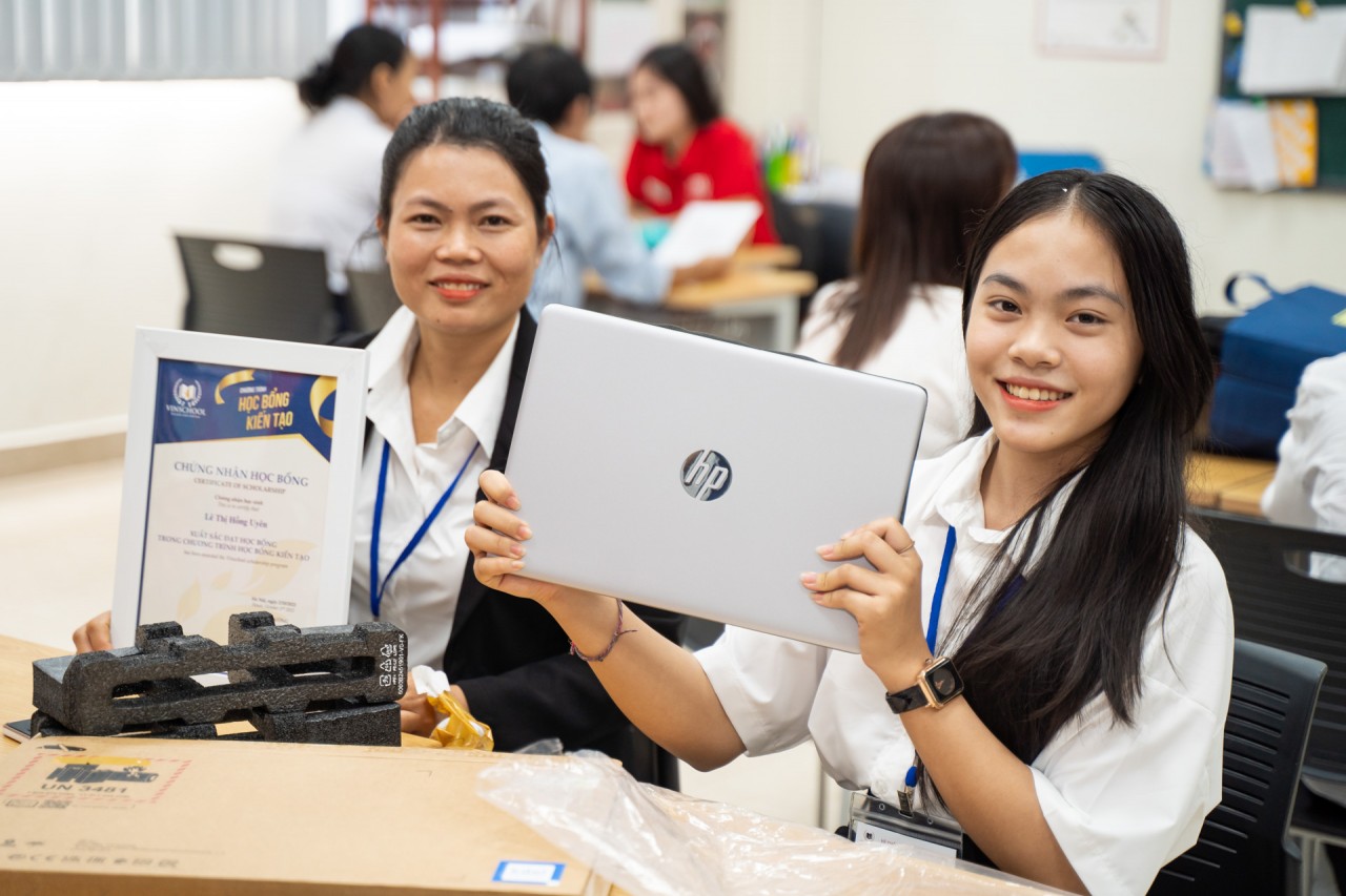 Những chiếc laptop được trao tặng sẽ là công cụ giúp học sinh Học bổng Kiến tạo khám phá tri thức và kết nối cùng thầy cô cố vấn