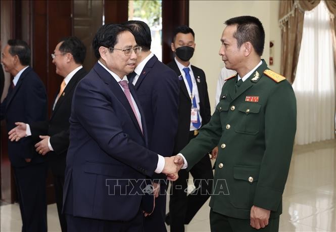 Thủ tướng Phạm Minh Chính thăm cán bộ, nhân viên Đại sứ quán Việt Nam tại Campuchia. Ảnh: Dương Giang/TTXVN