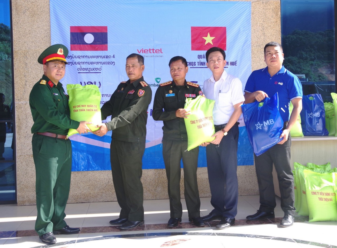 Thừa Thiên Huế tặng gạo cho Bộ CHQS tỉnh Salavan và Sekong (Lào)