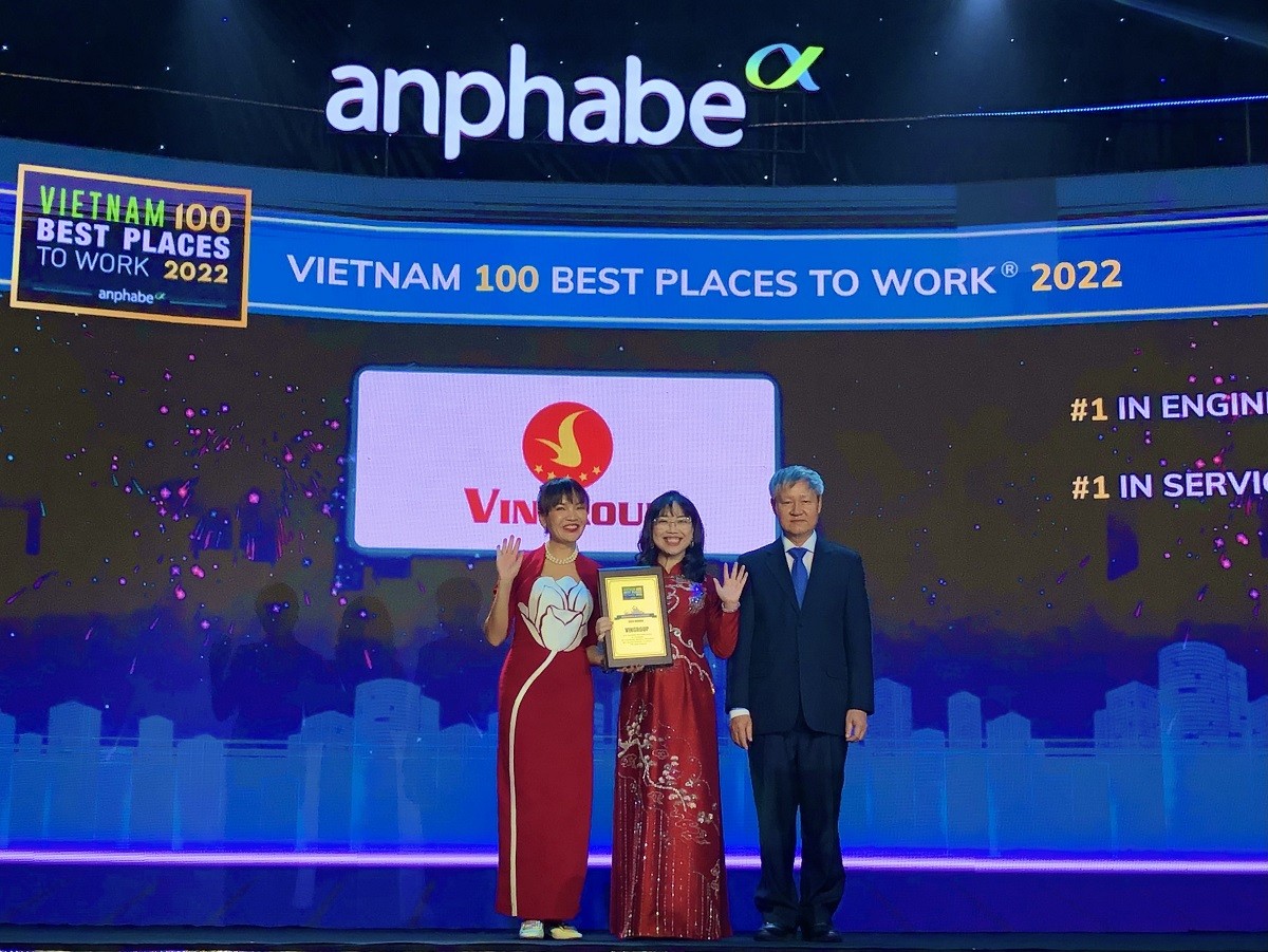 Bà Lê Mai Lan – Phó Chủ tịch Vingroup nhận chứng nhận Top 10 nơi làm việc tốt nhất Việt Nam.