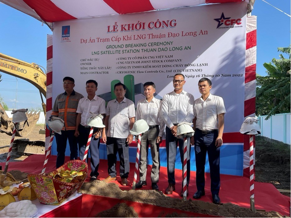 Các vị đại biểu thực hiện nghi thức khởi công xây dựng trạm cấp LNG đầu tiên của CNG Việt Nam.